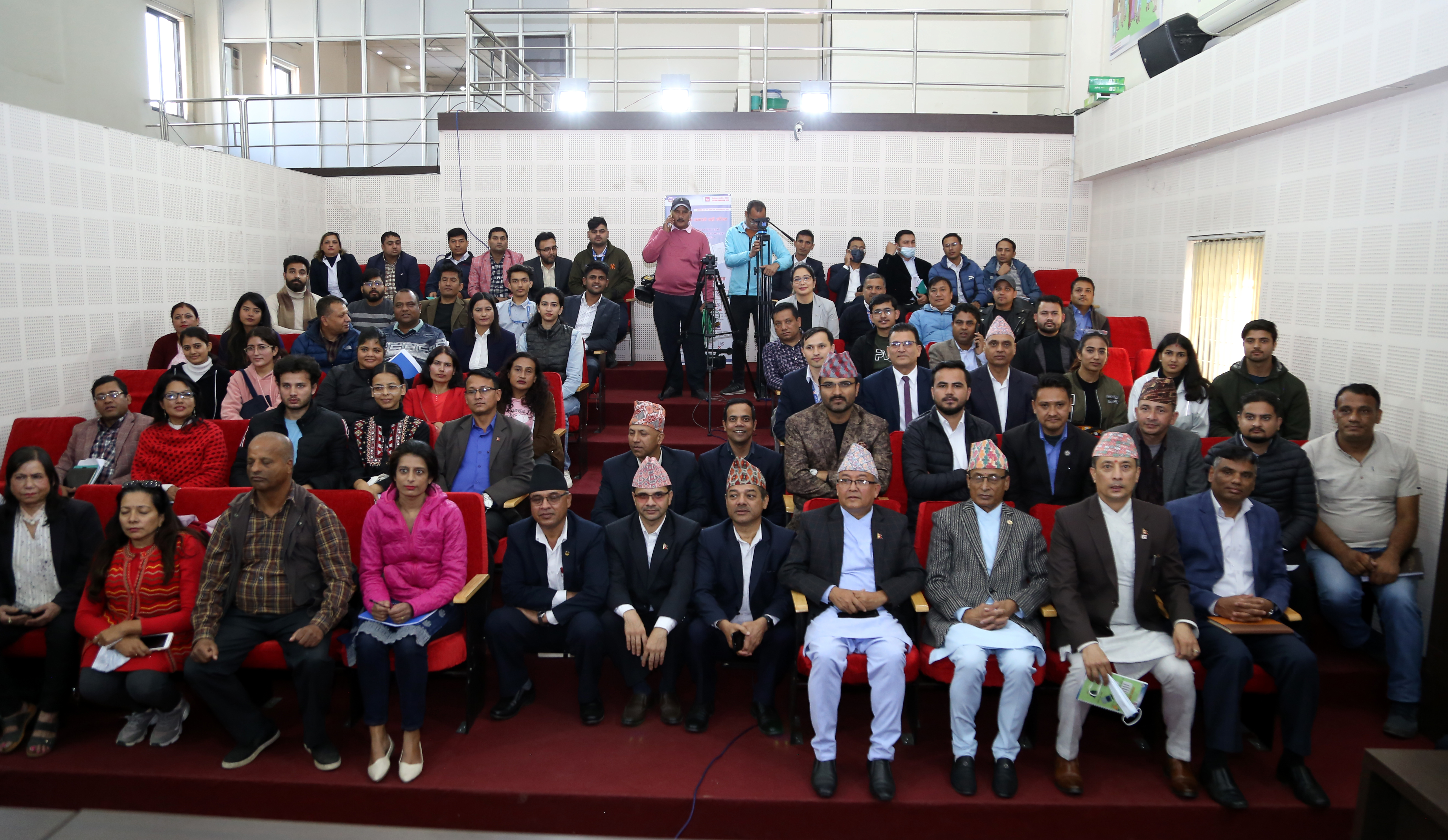 मंसिर ४ गते हुने प्रतिनिधि सभा तथा प्रदेश सभा सदस्य निर्वाचनका सन्दर्भमा निर्वाचन आयोगले युवाहरूका संघसंस्था र प्रतिनिधिसँग आयोजना गरेको छलफल कार्यक्रममा प्रमुख निर्वाचन आयुक्त दिनेशकुमार थपलिया लगायत ।