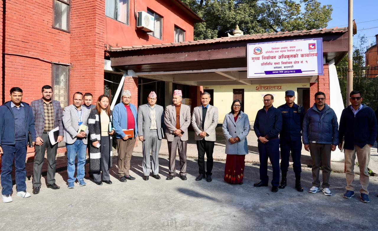 मुख्य निर्वाचन अधिकृतको कार्यालय अनुगमन गर्नुहुँदै गृहमन्त्री ओमप्रकाश अर्याल र निर्वाचन आयुक्त डा. जानकी कुमारी तुलाधर