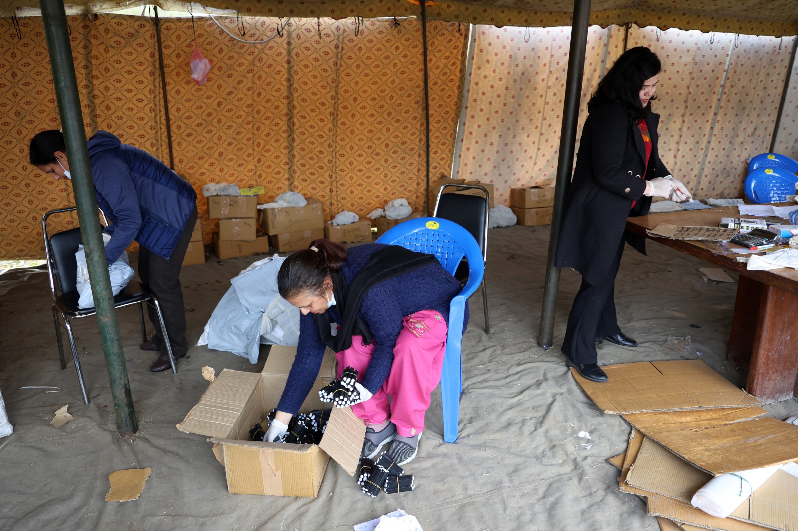 विभिन्न जिल्लामा निर्वाचन सामग्री ढुवानीका लागि तयारी गरिँदै