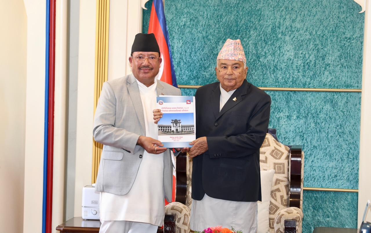 निर्वाचन आयोगद्वारा राष्ट्रपति रामचन्द्र पौडेलज्यू समक्ष प्रतिनिधिसभा सदस्य निर्वाचन परिणामसहितको प्रतिवेदन पेस